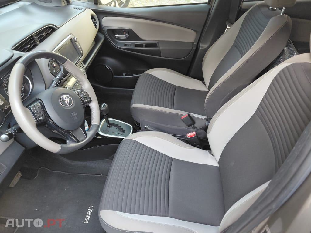 Toyota Yaris 1.5 HSD Square Collec.Grey