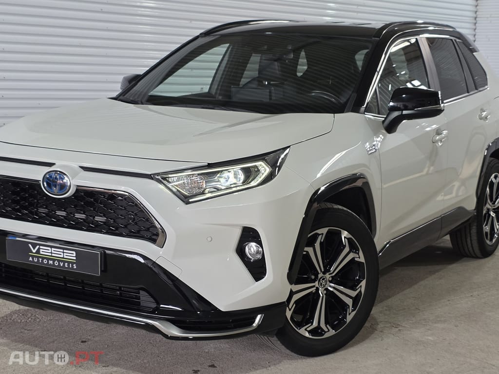Toyota RAV4 2.5 Plug-in Hybrid Square Collection