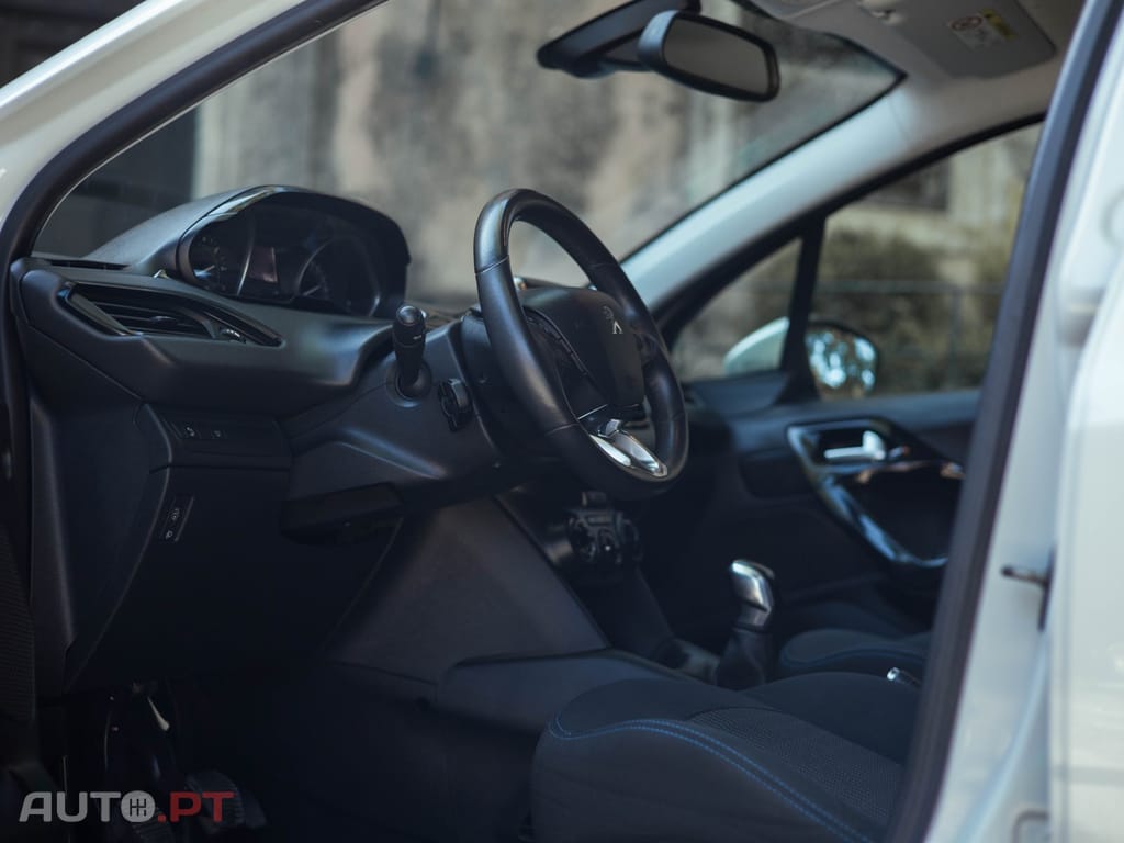 Peugeot 208 1.2 PureTech Signature