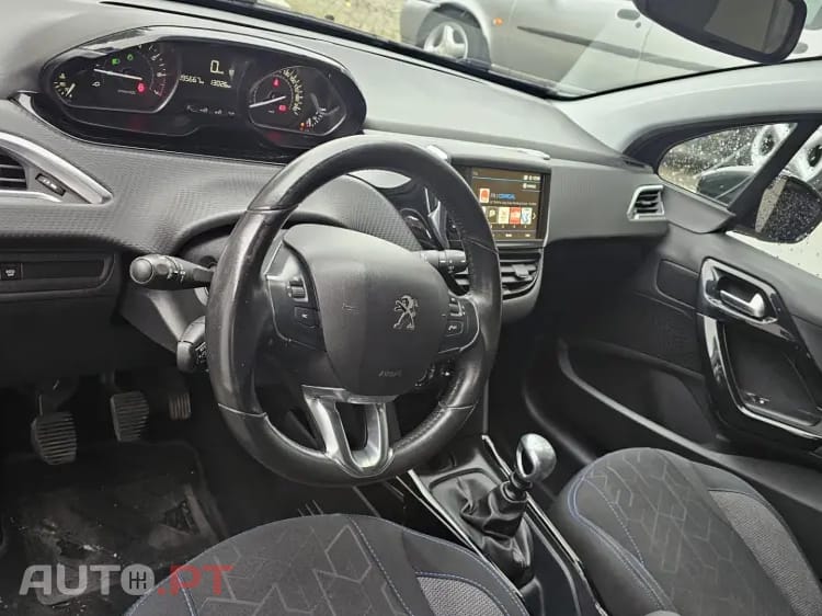 Peugeot 2008 1.2 PureTech Signature