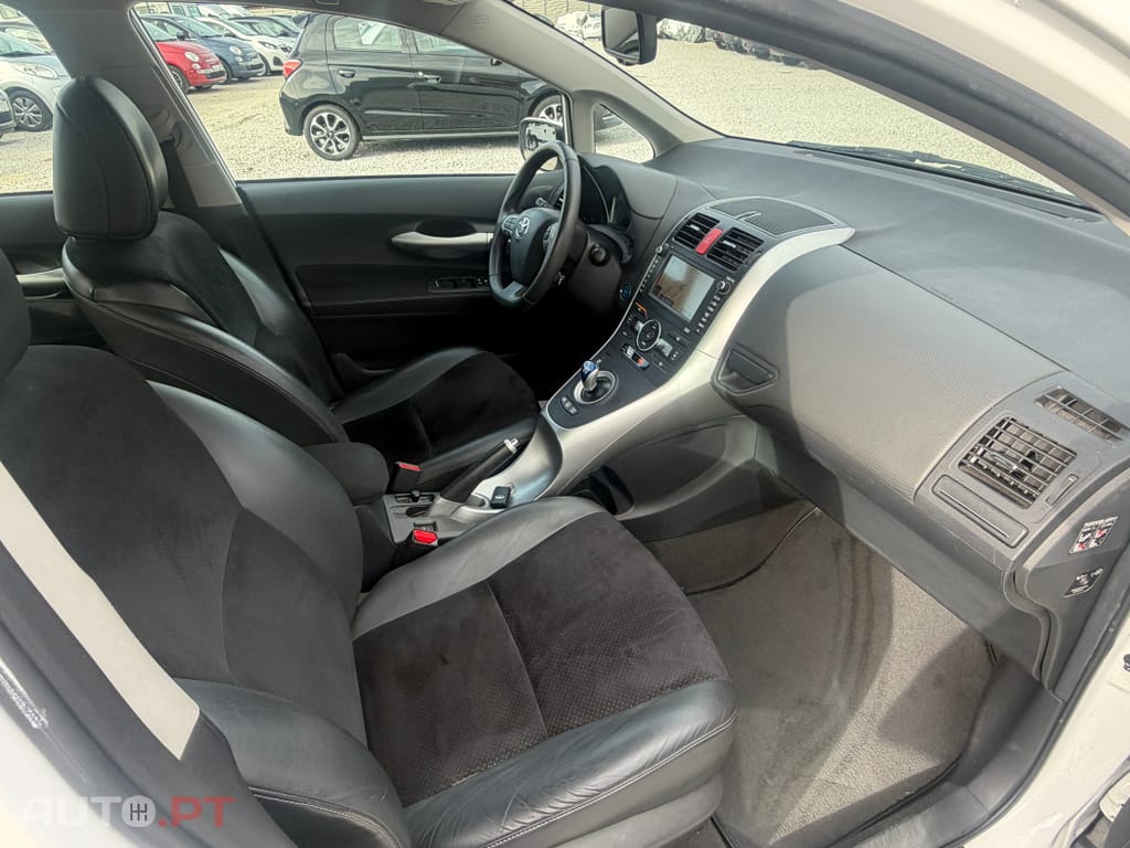 Toyota Auris 1.8 HSD Comfort +P.Sport+Navi