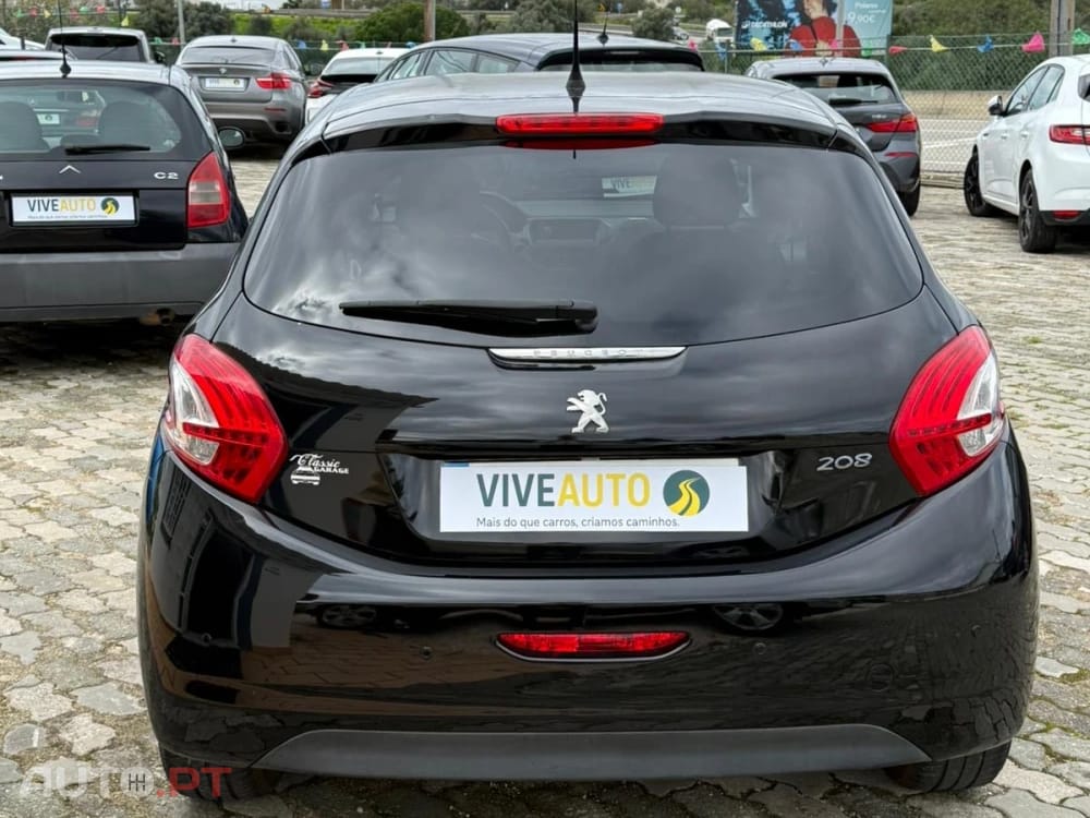 Peugeot 208 Outro