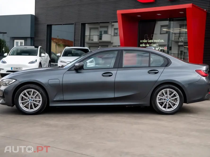 BMW 330 e Corporate Edition Auto — fotografia 4