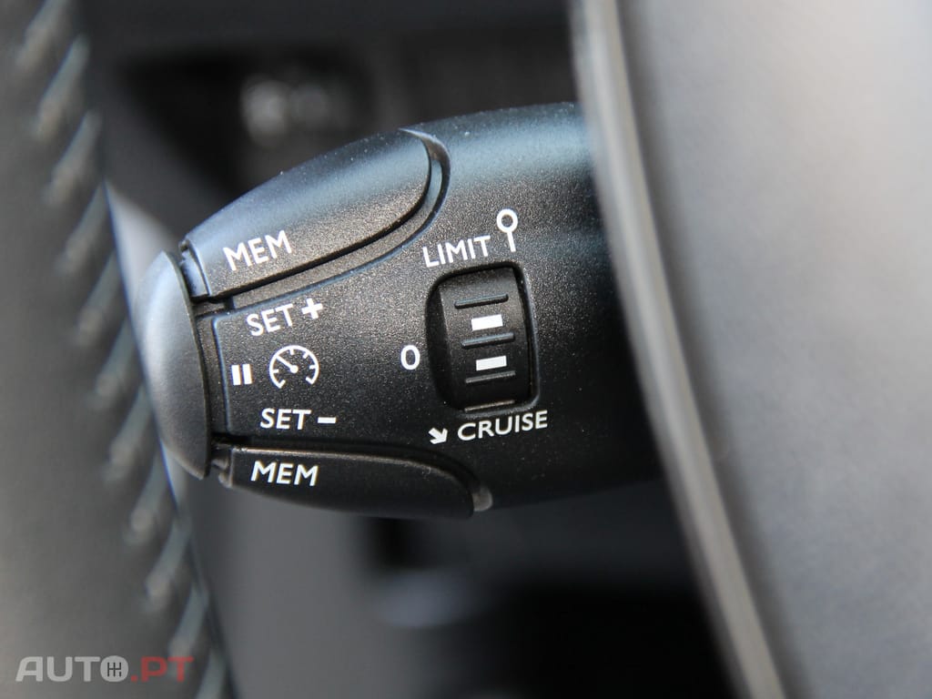 Peugeot 2008 1.2 PureTech Active — fotografia 14