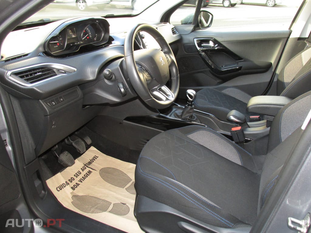 Peugeot 2008 1.2 PureTech Signature