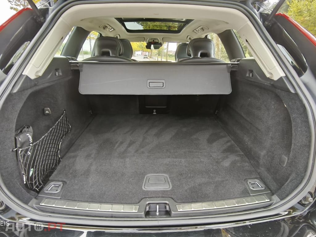 Volvo XC60 2.0 T8 PHEV Momentum Plus AWD