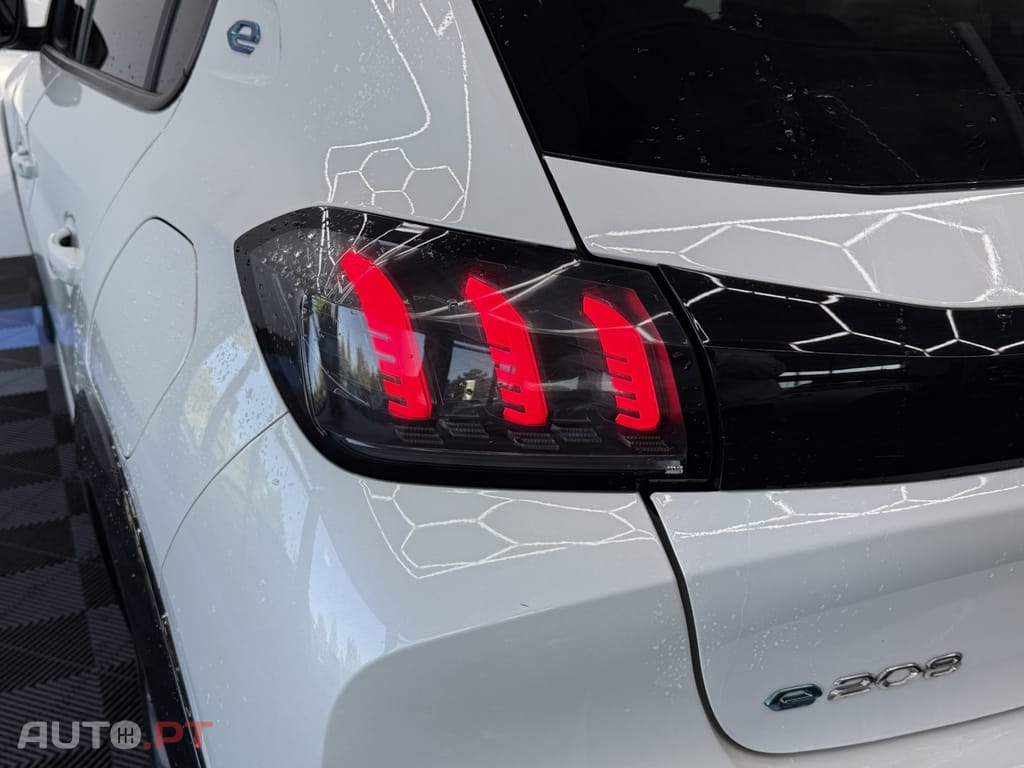 Peugeot E-208 50 kWh Allure Pack