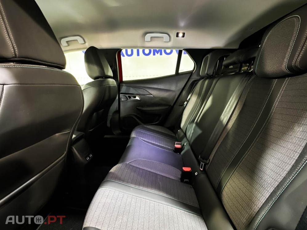 Peugeot E-2008 50 kWh Allure Pack