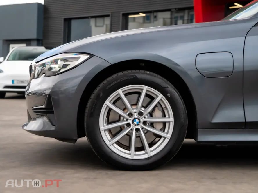 BMW 330 e Corporate Edition Auto — fotografia 3