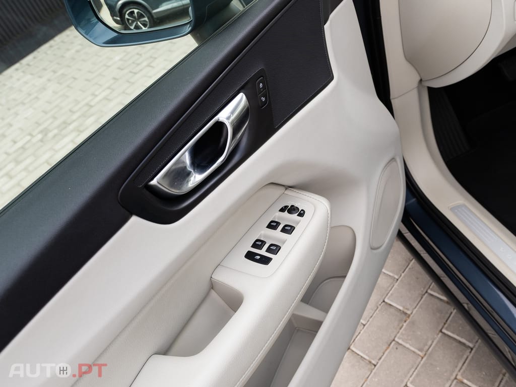 Volvo XC 60 2.0 B4 Momentum — fotografia 11