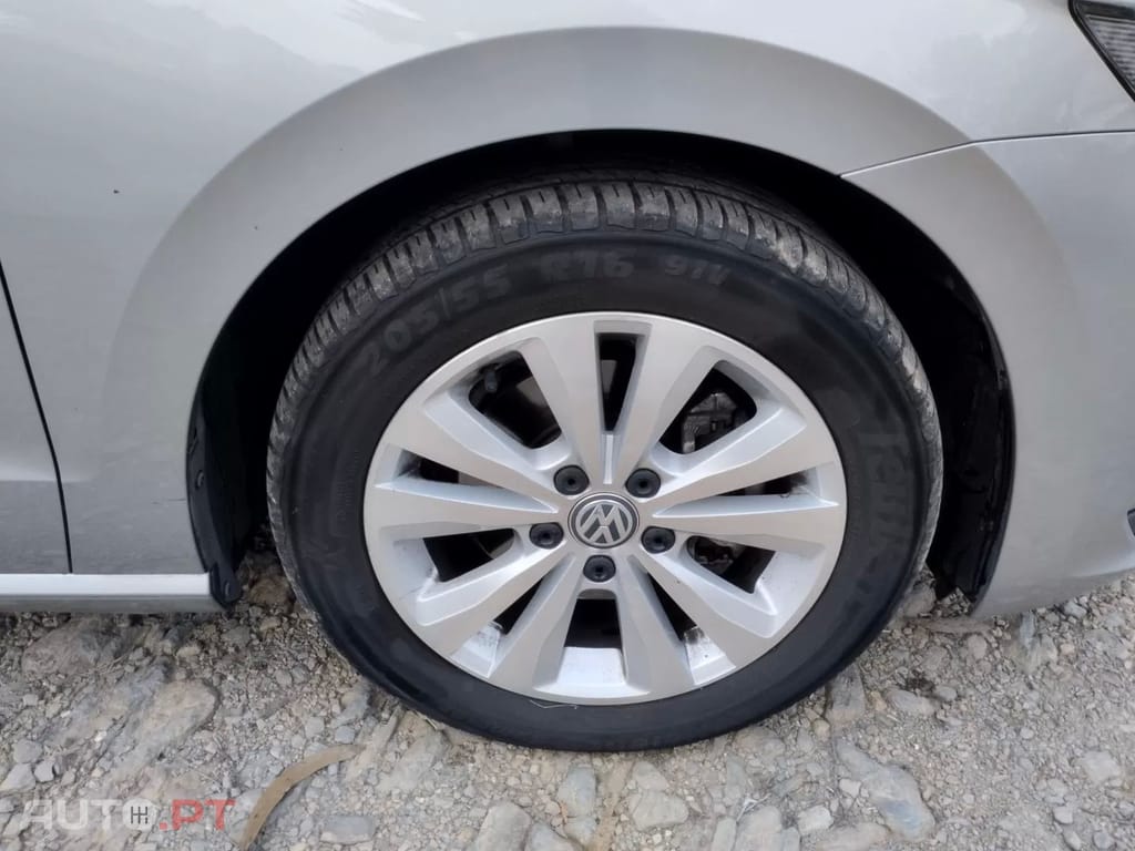 Volkswagen Golf 1.6 TDI Confortline — fotografia 9