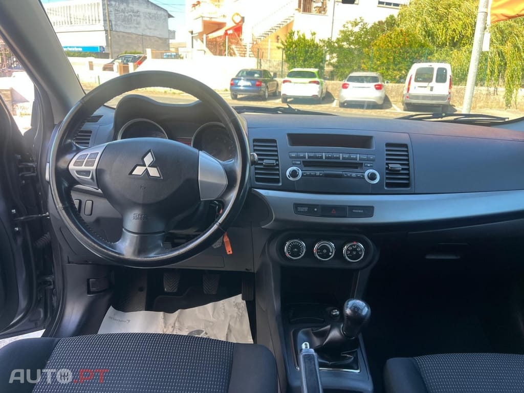 Mitsubishi Lancer 1.5 Invite — fotografia 8