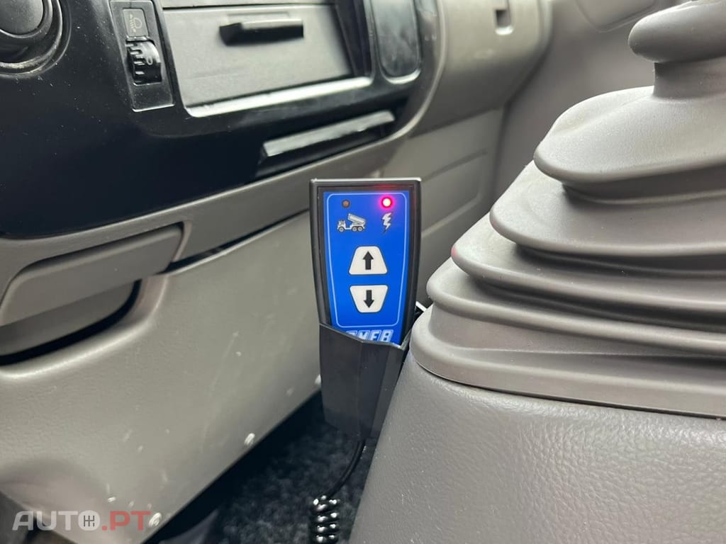 Toyota Dyna 3.0 - 144 CV  BASCULA TRILATERAL