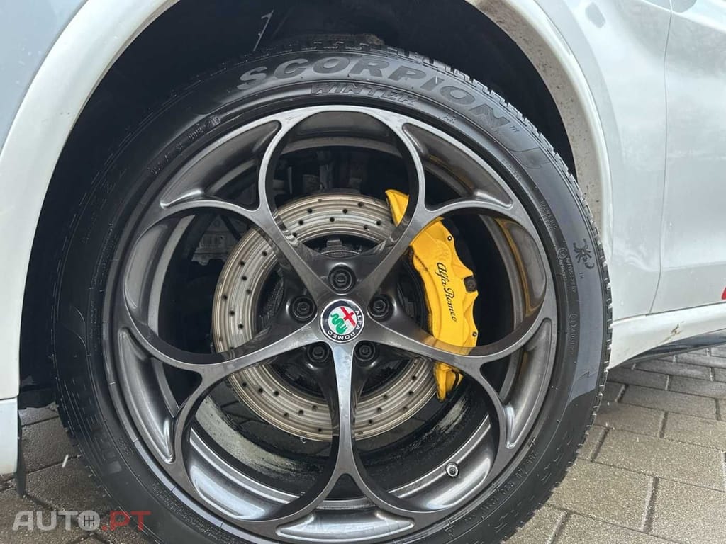 Alfa Romeo Stelvio V6 2.9 Bi-Turbo AT8-Q4 Quadrifoglio