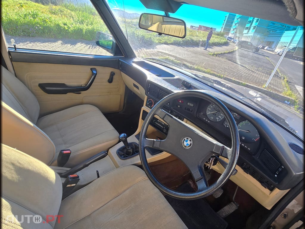 BMW 520 i E12