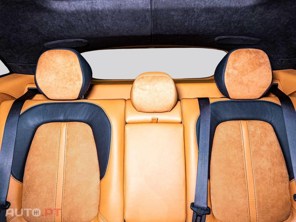 Aston Martin DBX 707