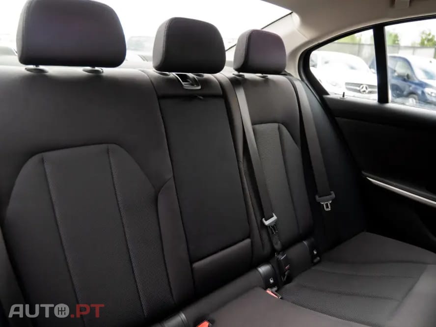 BMW 330 e Corporate Edition Auto — fotografia 23
