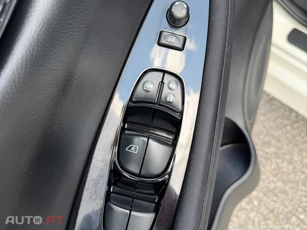 Nissan Leaf N-Connecta Two Tone