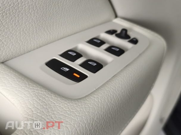 Volvo XC60 2.0 T8 PHEV Momentum Plus AWD