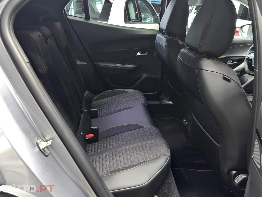 Peugeot E-2008 50 kWh Allure Pack