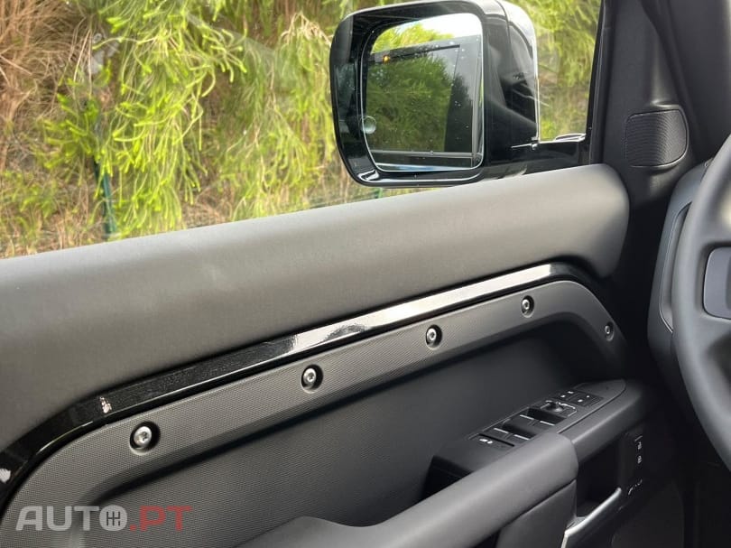 Land Rover Defender 2.0 P300e 110 AWD X-Dynamic SE