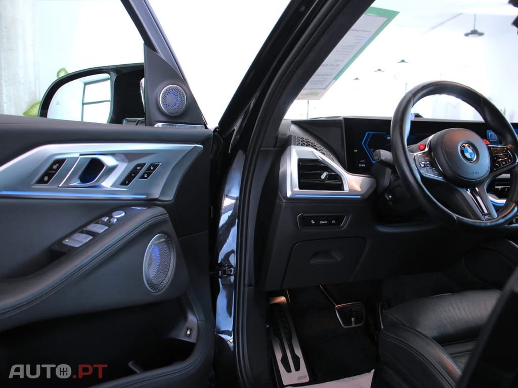 BMW XM BASE