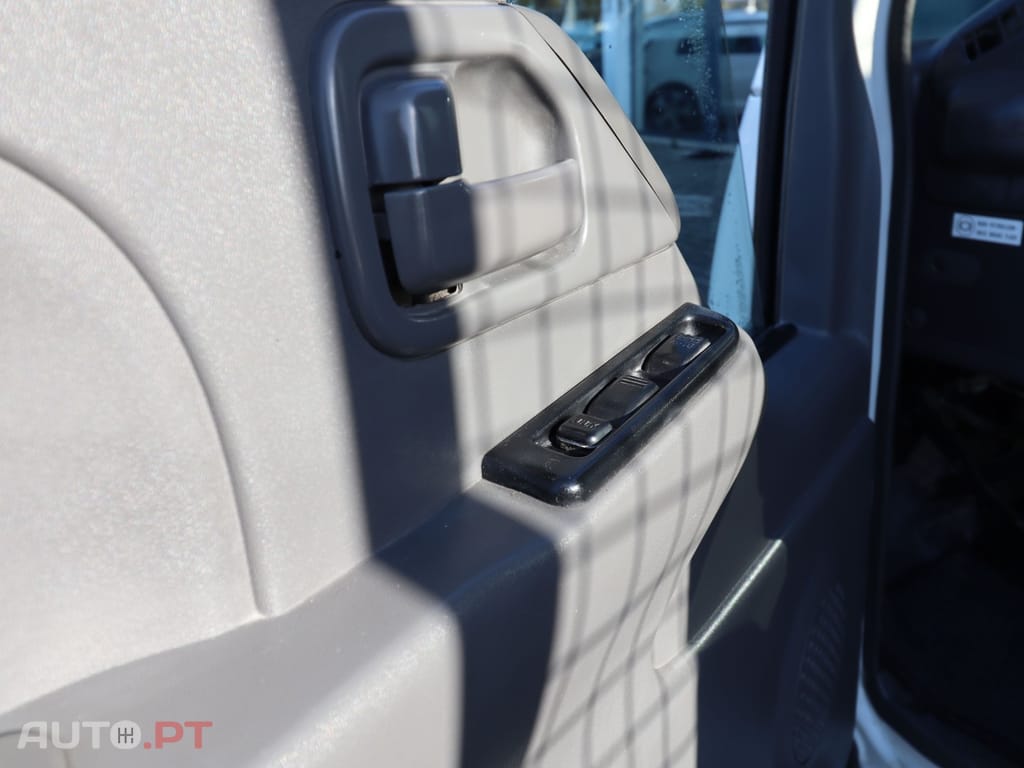 Isuzu Série N NKR 55 LL 5D