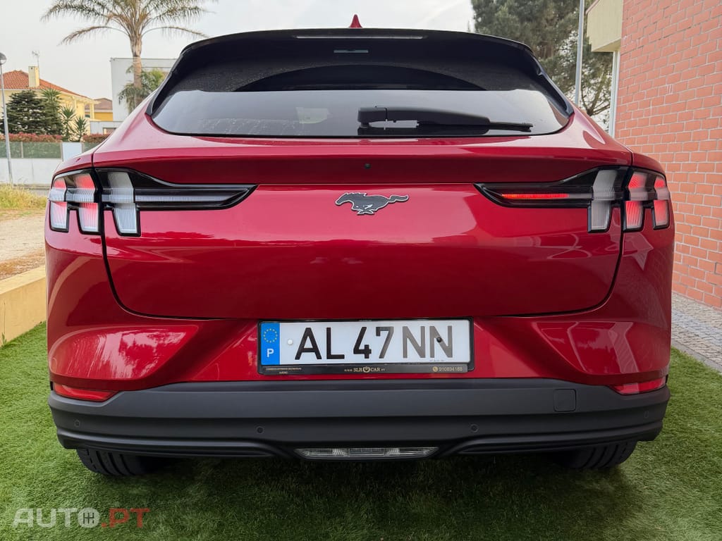 Ford Mustang Mach-E Standard • 75,7 kWh • 294 CV