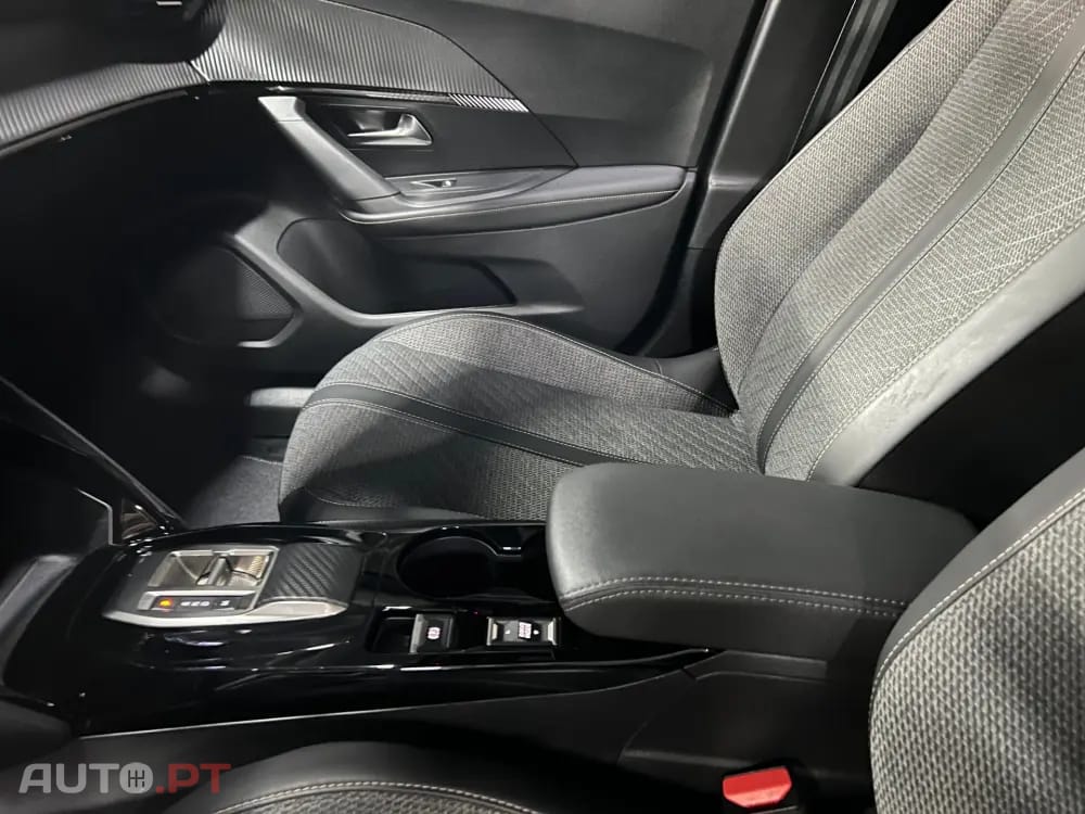 Peugeot 2008 1.2 Hybrid Allure e-DCS6