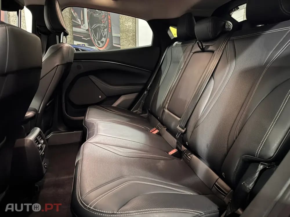 Ford Mustang Mach-E Alargada