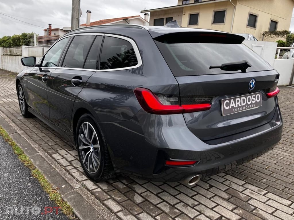 BMW 330 e Touring Auto