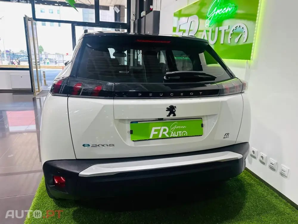 Peugeot E-2008 50 kWh Active Pack
