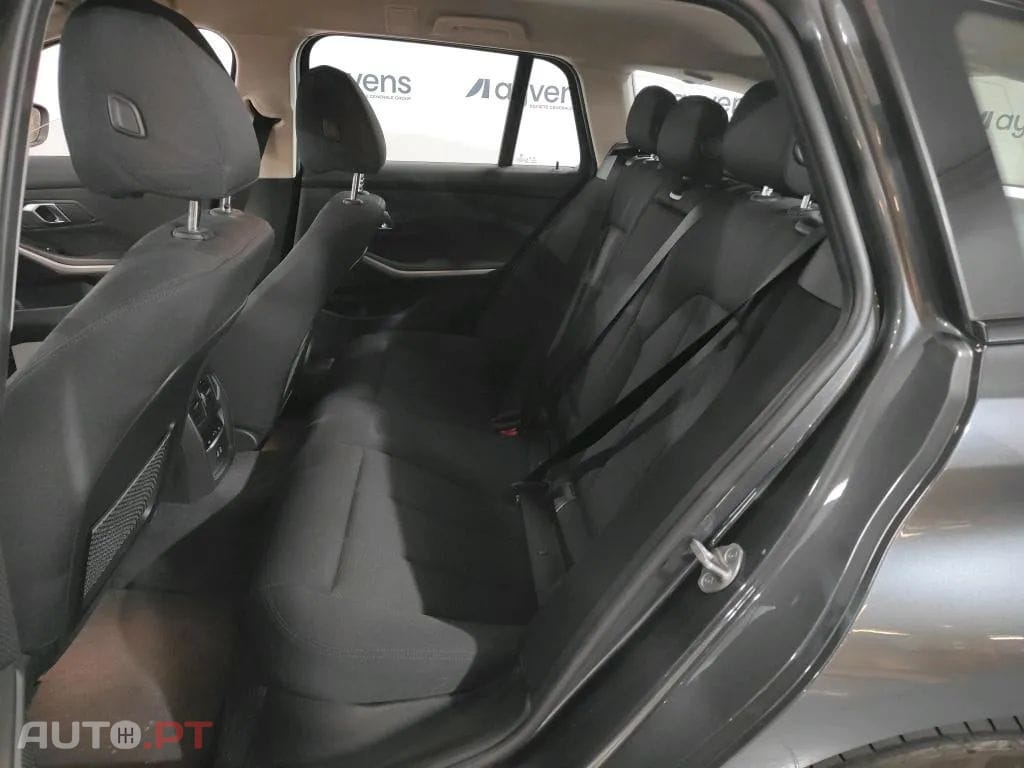 BMW 330 e Touring Auto
