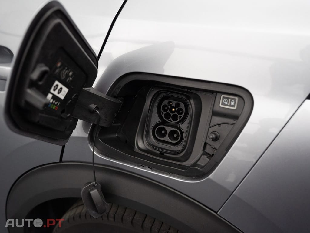 Peugeot E-2008 50 kWh Allure Pack