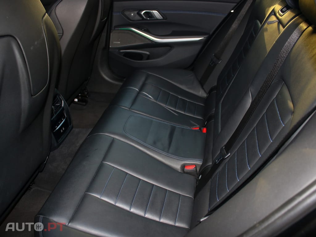 BMW 330 e Touring Pack Desportivo M Auto