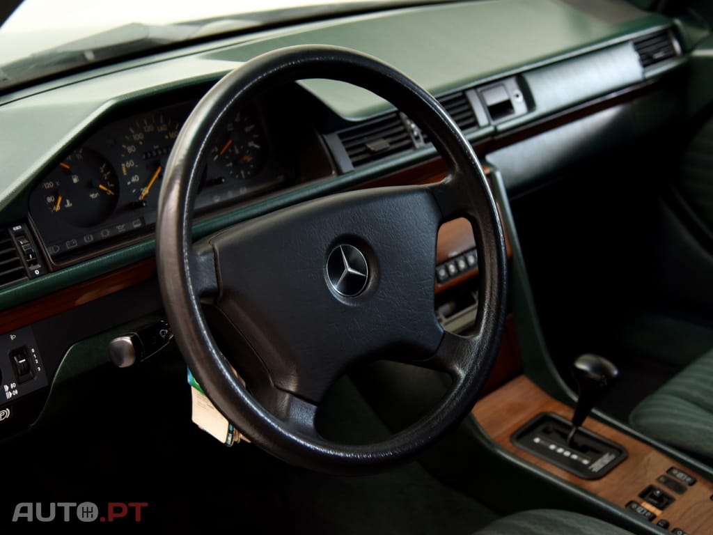 Mercedes-Benz E 300 D Turbo