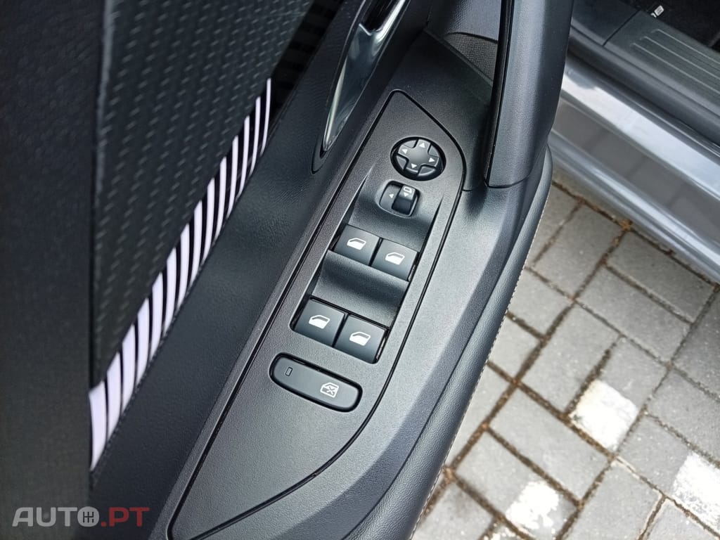 Peugeot e-2008 54 kWh Allure — fotografia 15