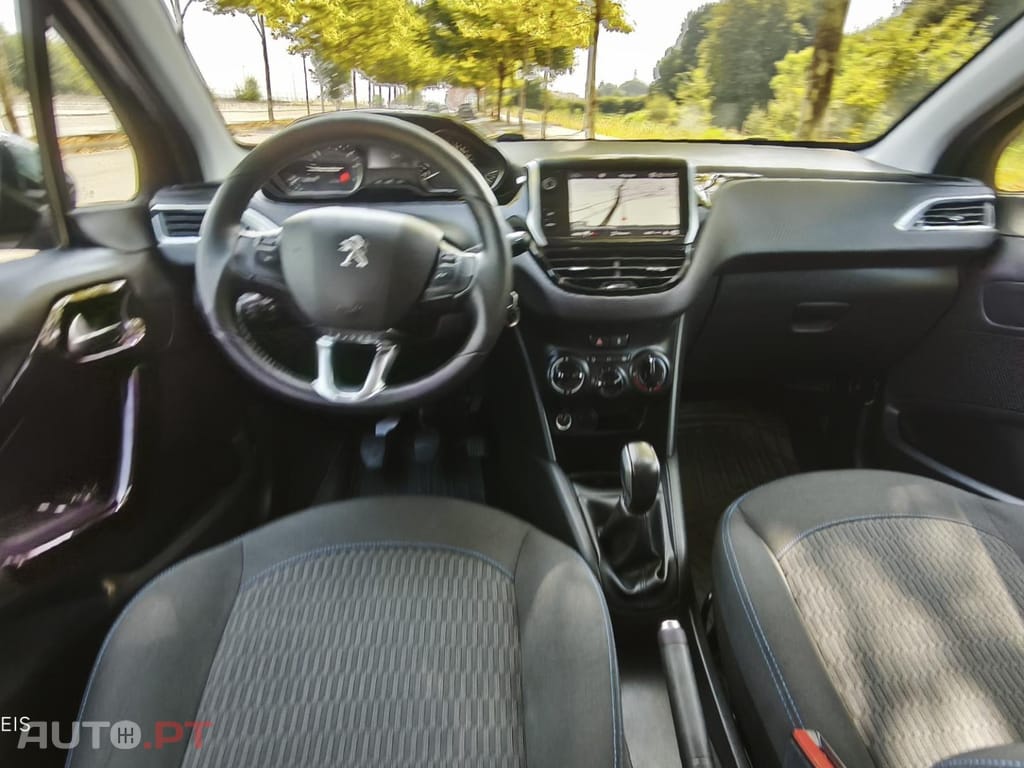Peugeot 208 PureTech 82 Stop & Start Signature