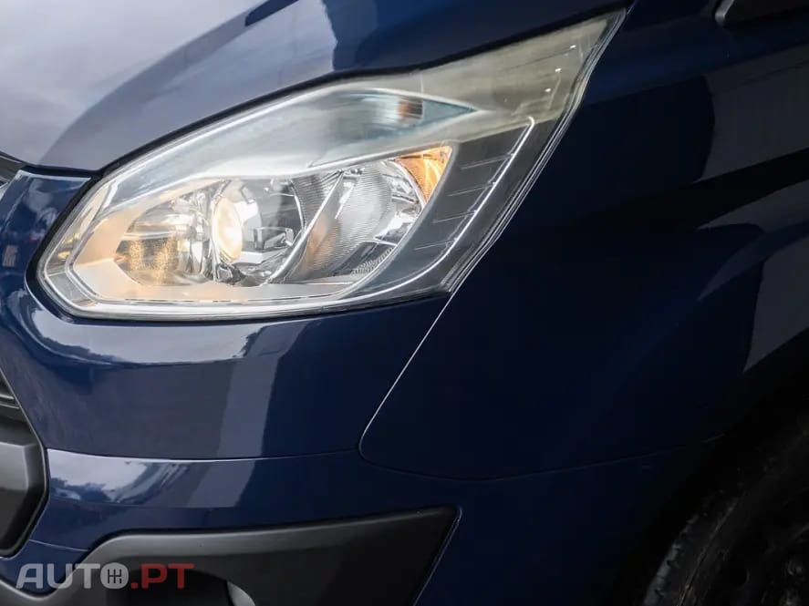 Ford Transit Custom Adaptada p/ 3 cadeiras de rodas