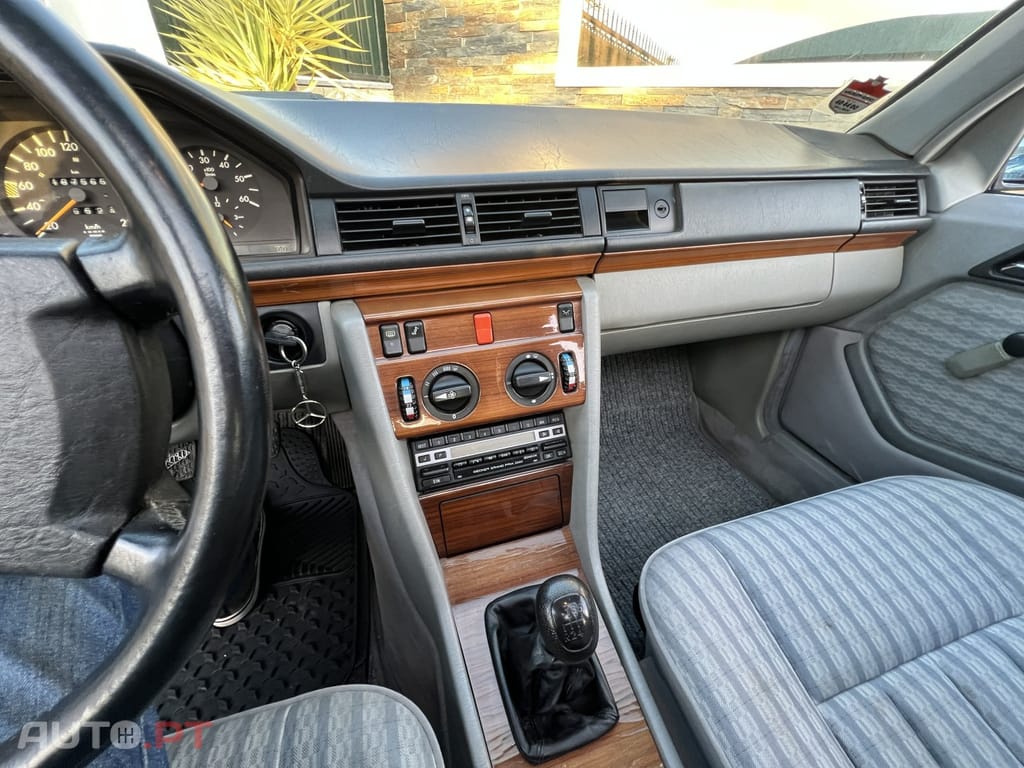 Mercedes-Benz W124 300 D