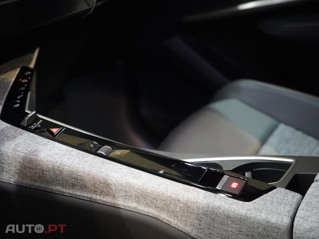 Peugeot 3008 1.2 Hybrid Allure e-DCS6