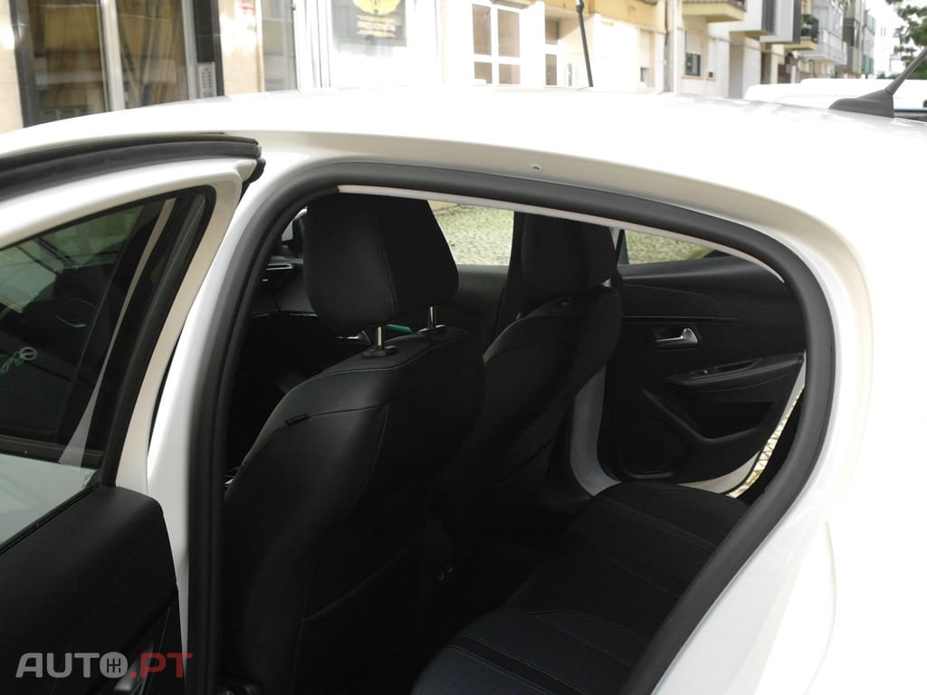 Peugeot E-208 50 kWh Active