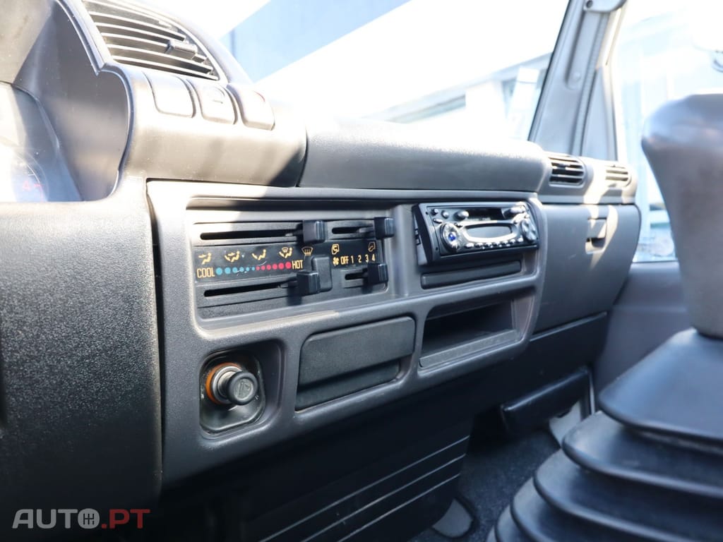 Isuzu Série N NKR 55 LL 5D