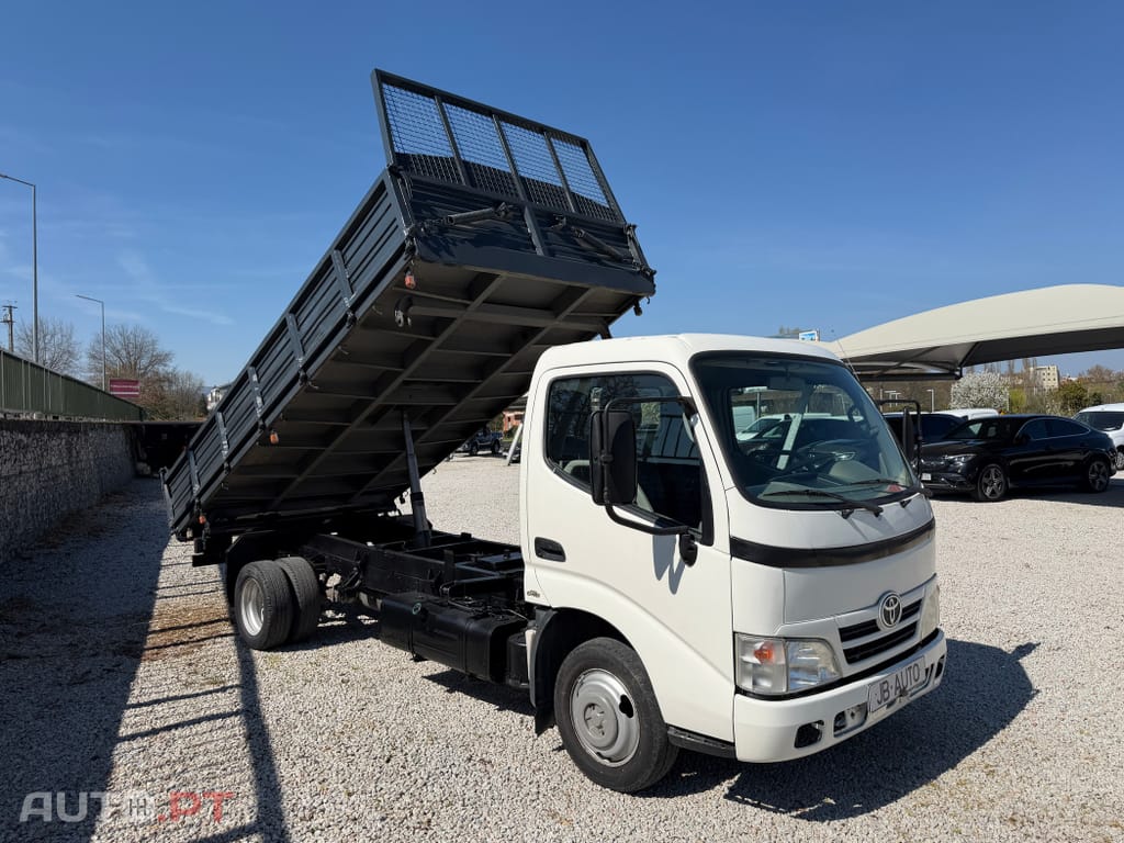 Toyota Dyna M D4-D 3LUG Tri-Basculante Nacional