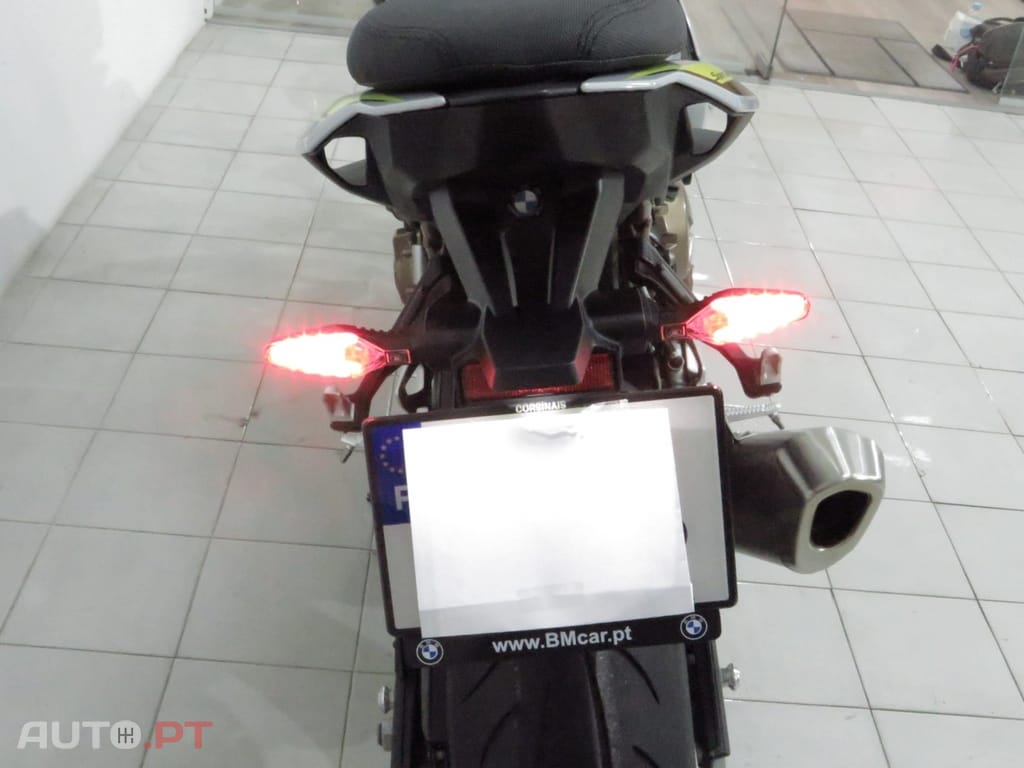 BMW S .