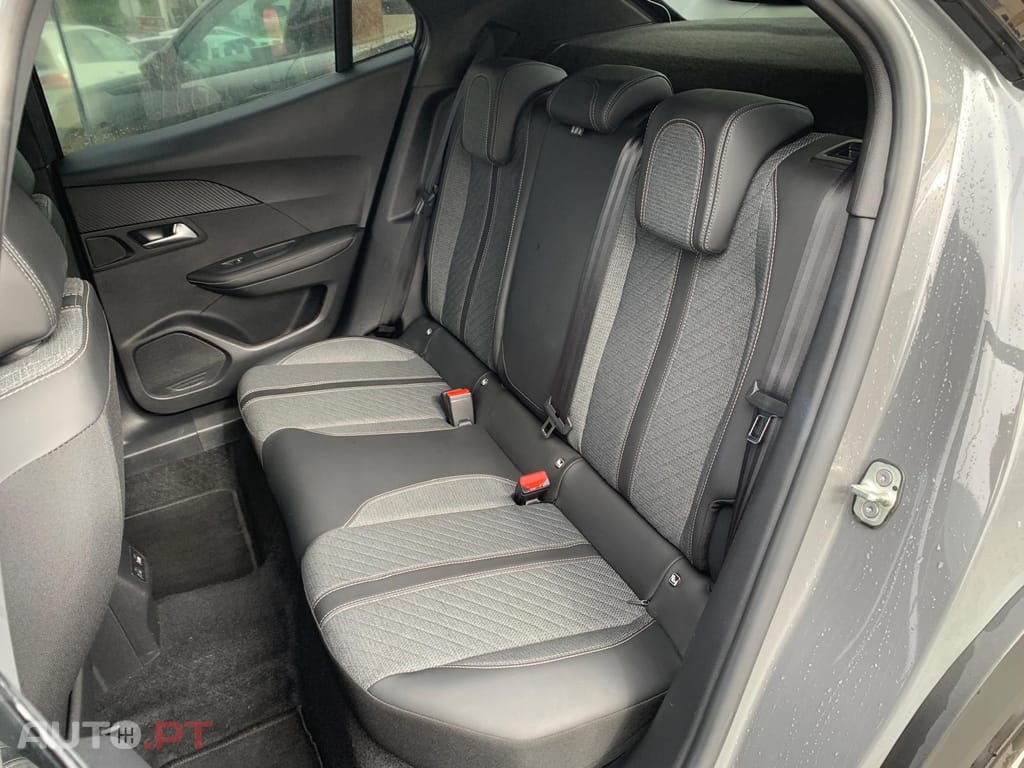Peugeot 2008 1.5 BlueHDi Allure EAT8