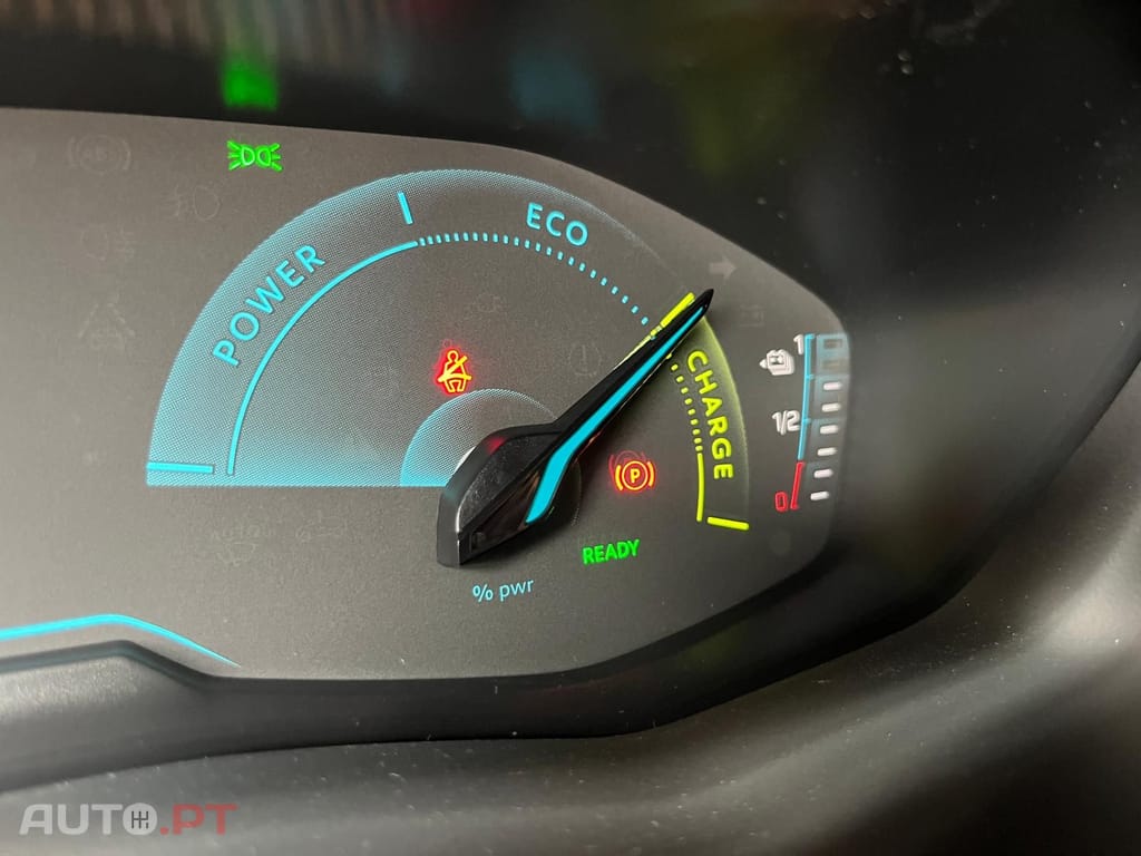 Peugeot E-2008 Active 