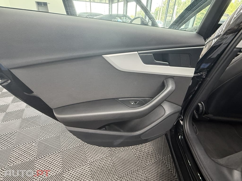 Audi A4 Avant 30 TDI Advanced S tronic — fotografia 19