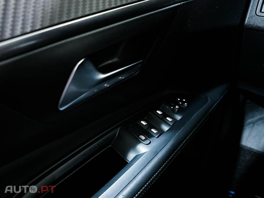 Peugeot 5008 Hybrid 136 E-DCS6
