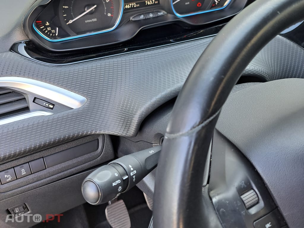 Peugeot 2008 ALLURE 1.6 HDI 75